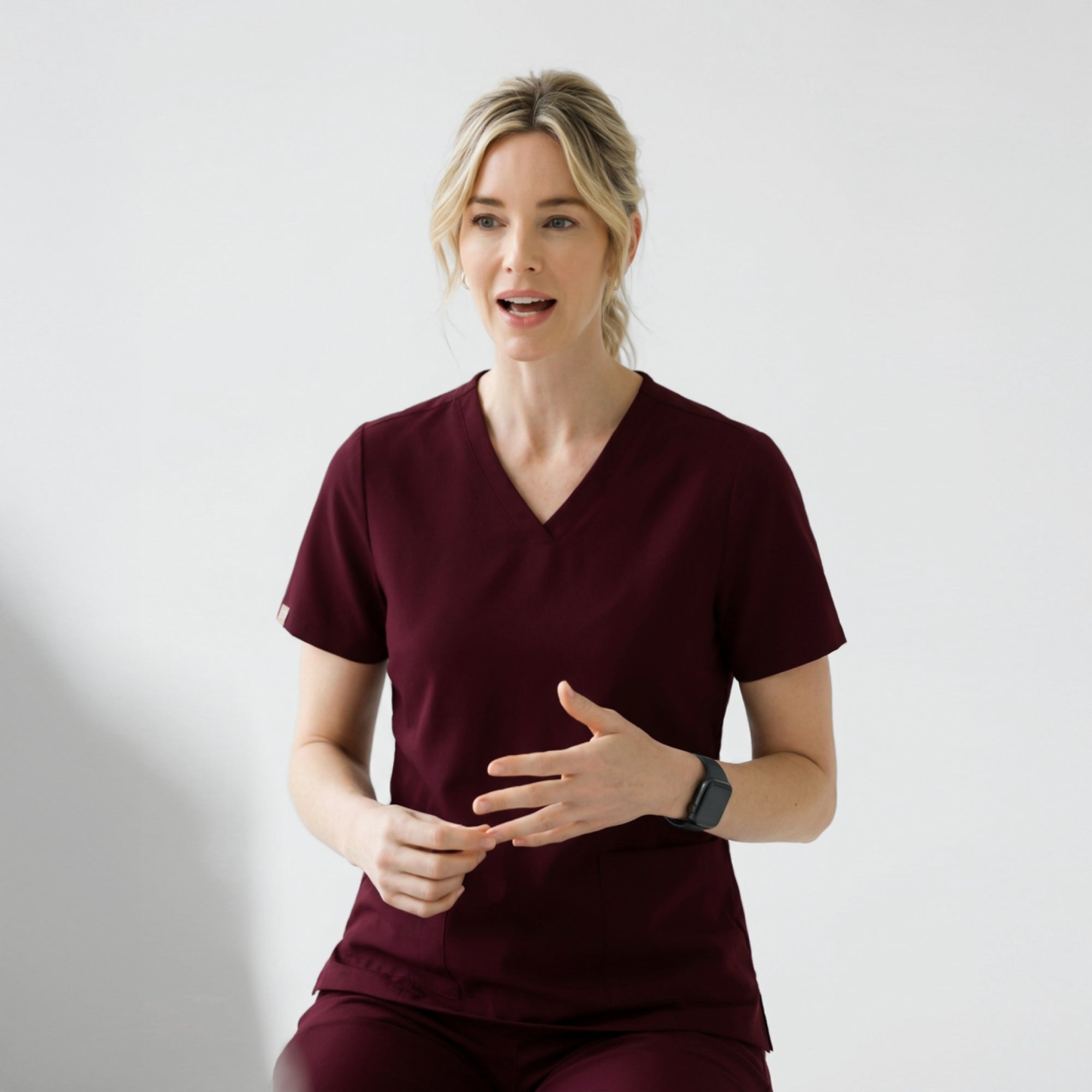 Zenir | Women's VersaPocket Scrub Top - Burgundy