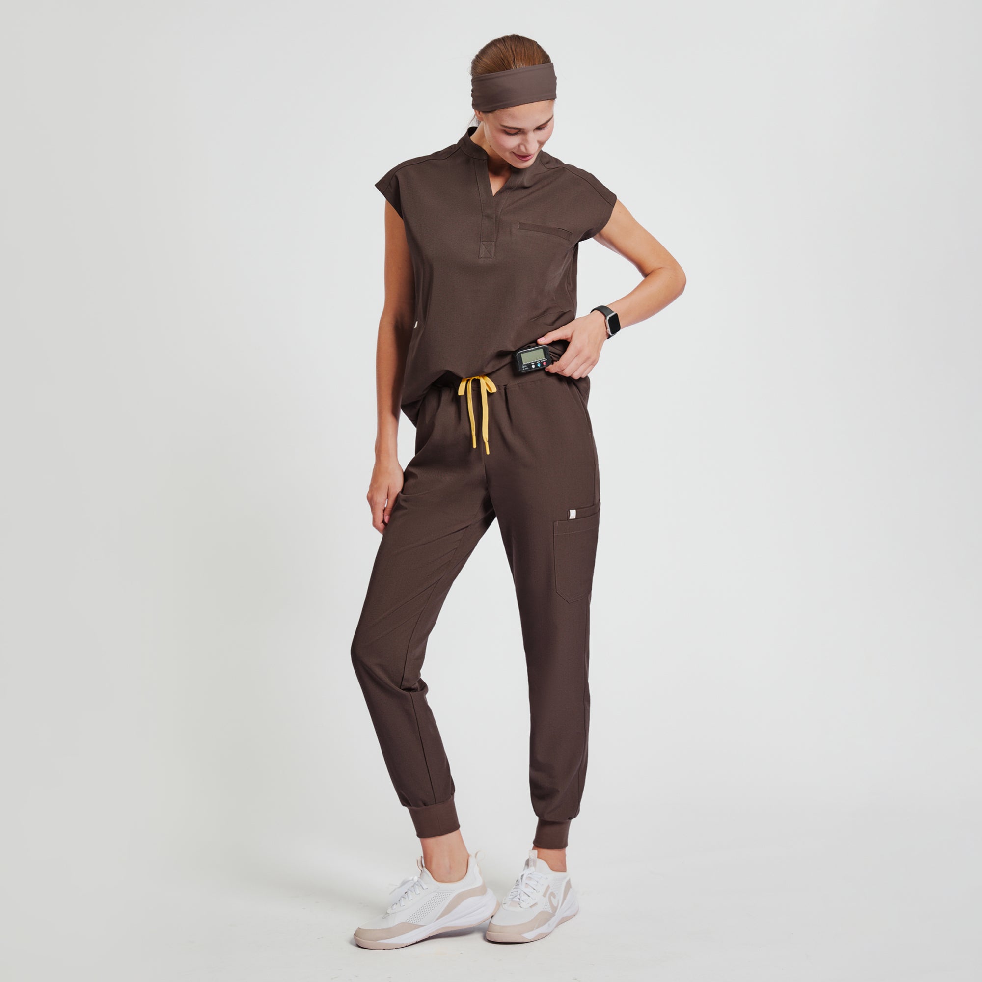 Zenir | Women's Easy-Fit Jogger Scrub Pants - Brown